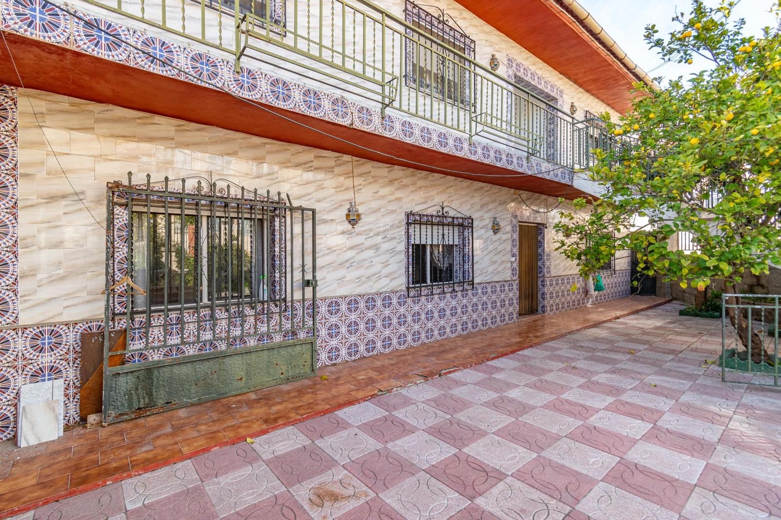 8 bedroom Villa for sale in Ambroz with garage - € 290,000 (Ref: 9814448)