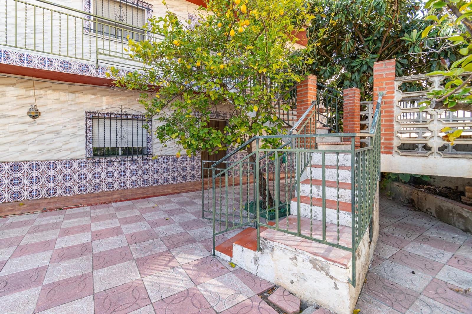 8 bedroom Villa for sale in Ambroz with garage - € 290,000 (Ref: 9814448)