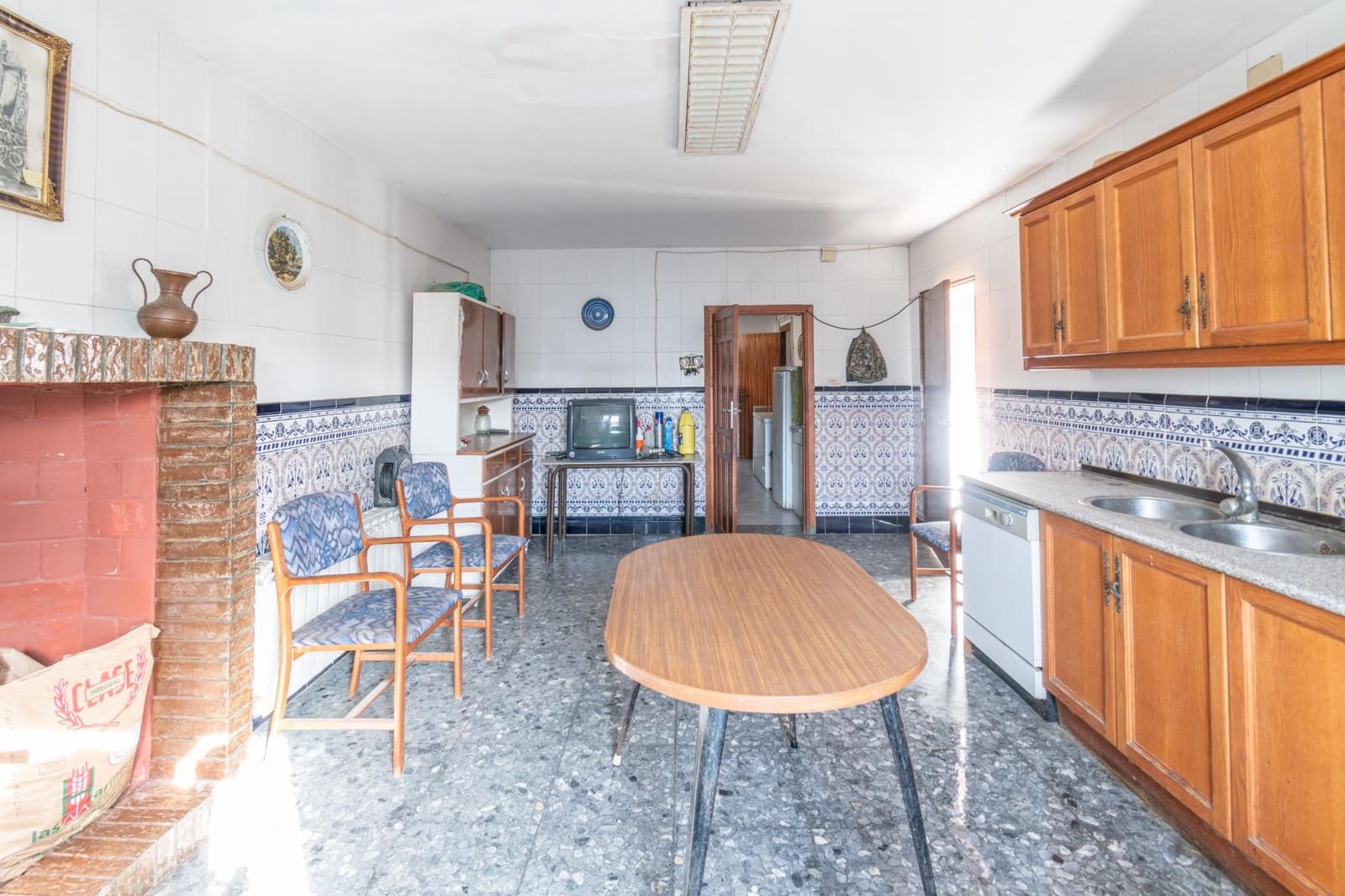 8 bedroom Villa for sale in Ambroz with garage - € 290,000 (Ref: 9814448)