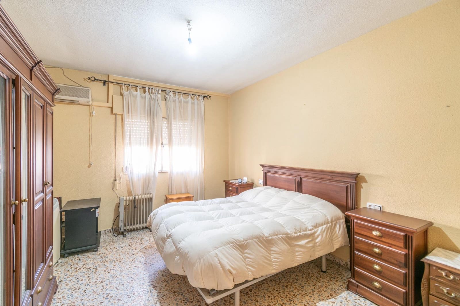 8 bedroom Villa for sale in Ambroz with garage - € 290,000 (Ref: 9814448)