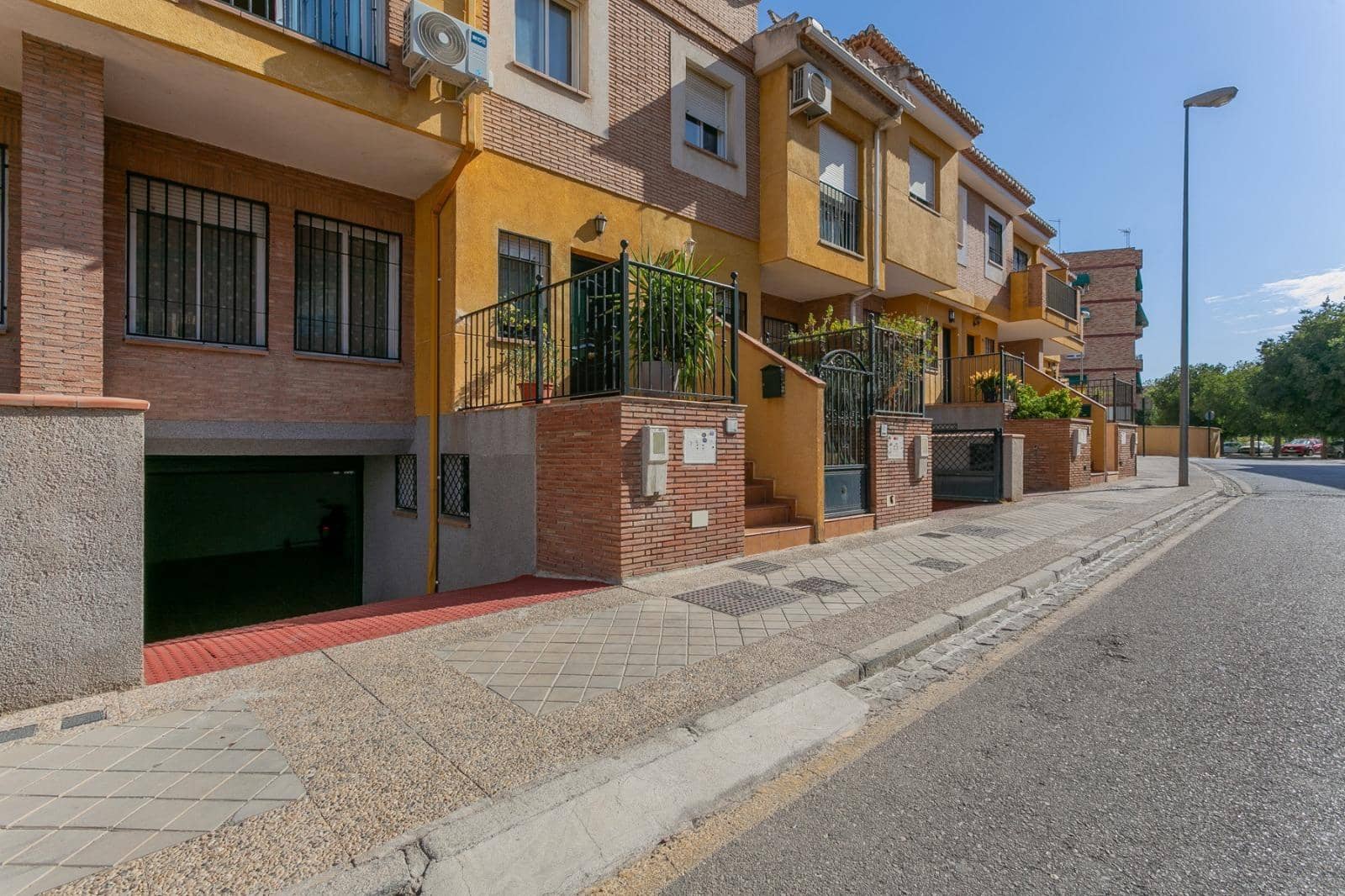 Adosado de 3 habitaciones en Granada ciudad en venta con garaje - 290.000 € (Ref: 9814450)