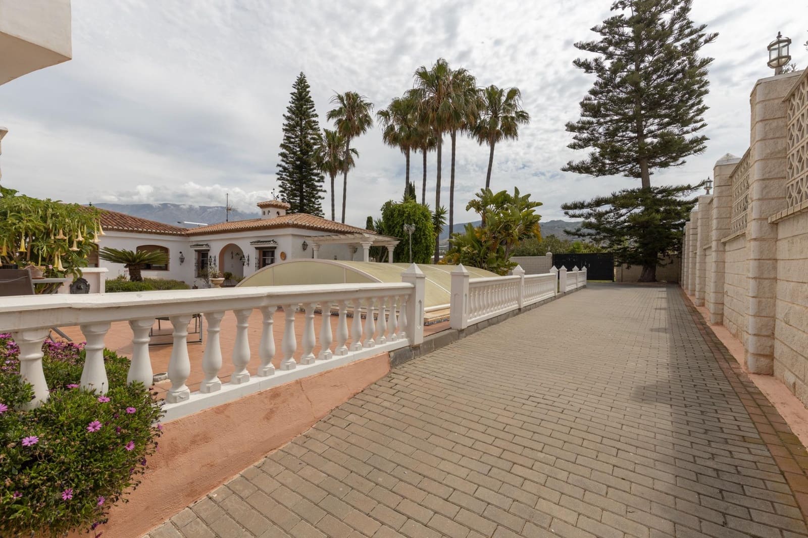 4 bedroom Villa for sale in Motril with pool garage - € 595,000 (Ref: 9814454)