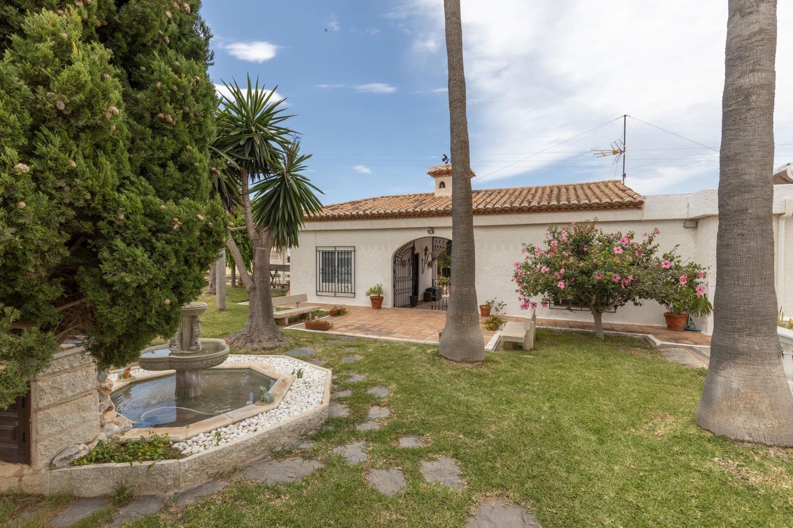 4 bedroom Villa for sale in Motril with pool garage - € 595,000 (Ref: 9814454)