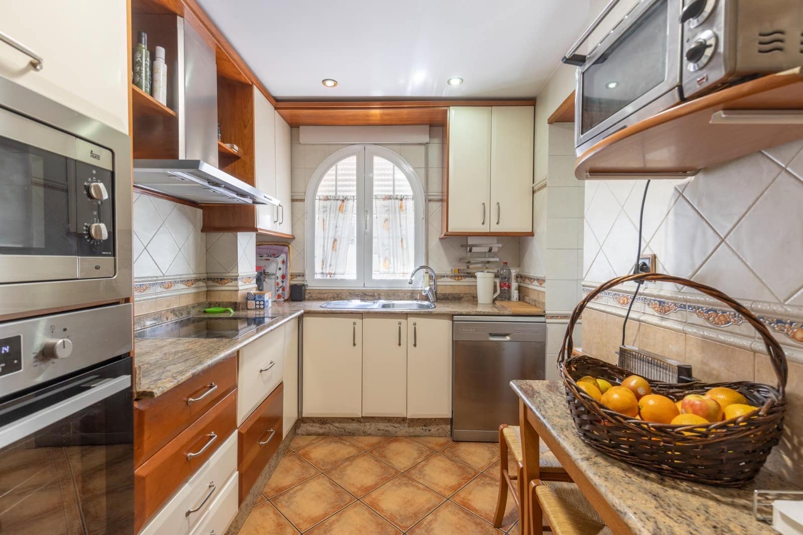 Casa de 5 habitaciones en Granada ciudad en venta con garaje - 360.000 € (Ref: 9814455)