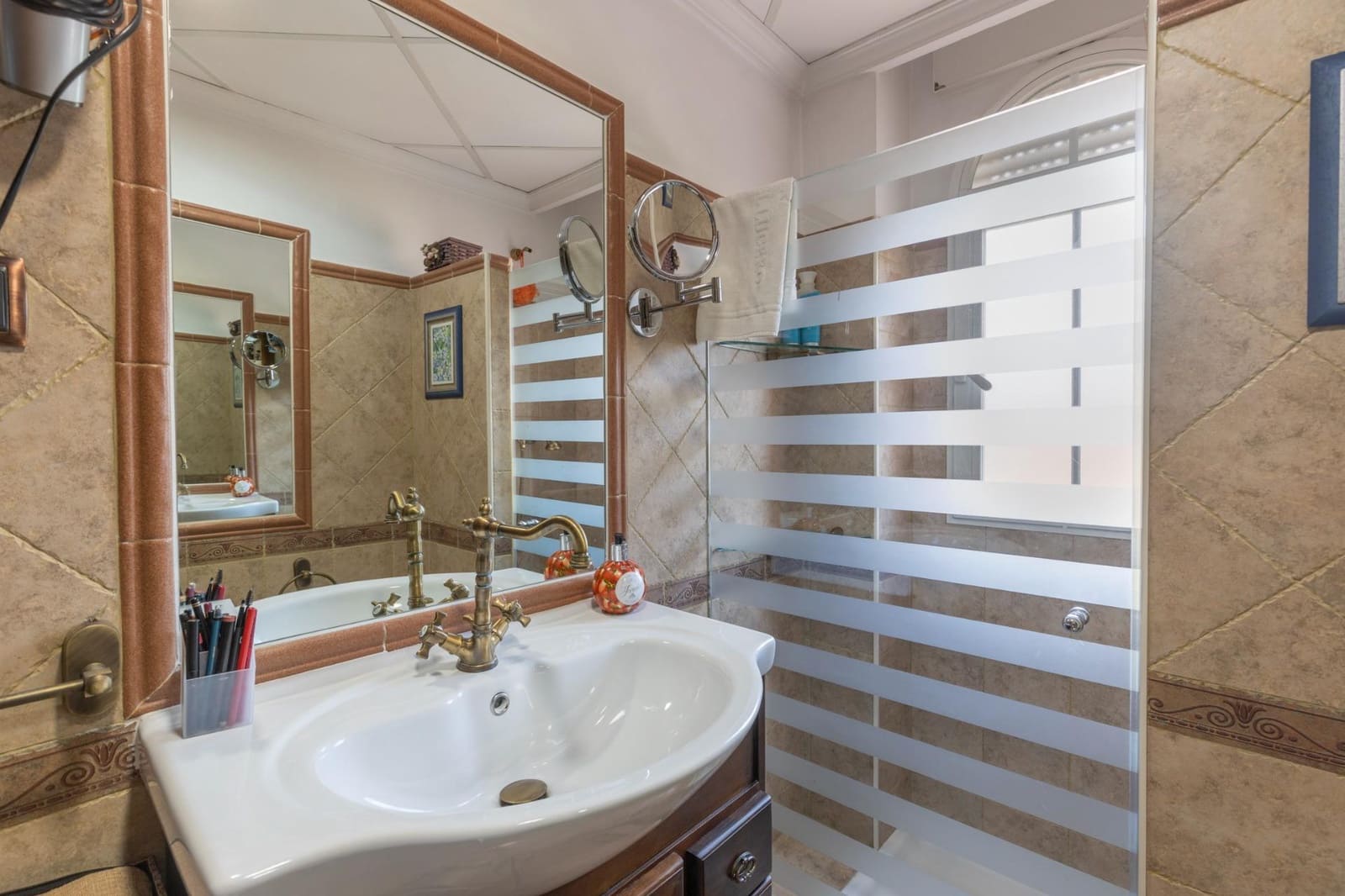 Casa de 5 habitaciones en Granada ciudad en venta con garaje - 360.000 € (Ref: 9814455)