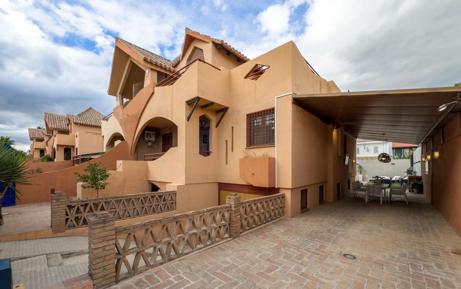4 sypialnia Dom blizniak na sprzedaż w Las Gabias z basenem garażem - 384 900 € (Ref: 9814456)