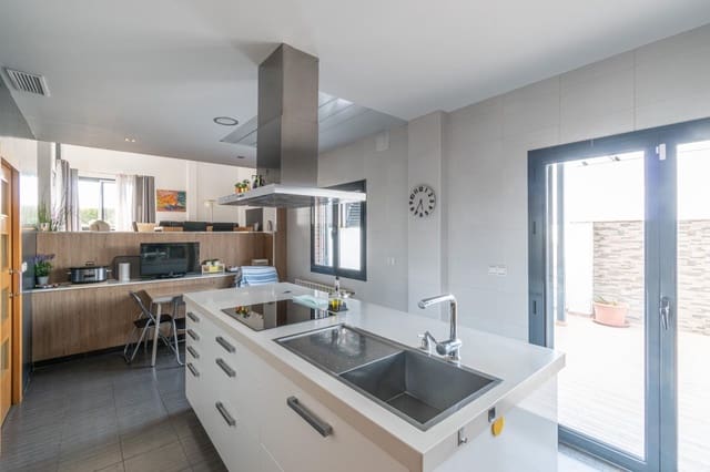 Chalet de 4 habitaciones en Alhendín en venta con piscina garaje - 439.000 € (Ref: 9814462)