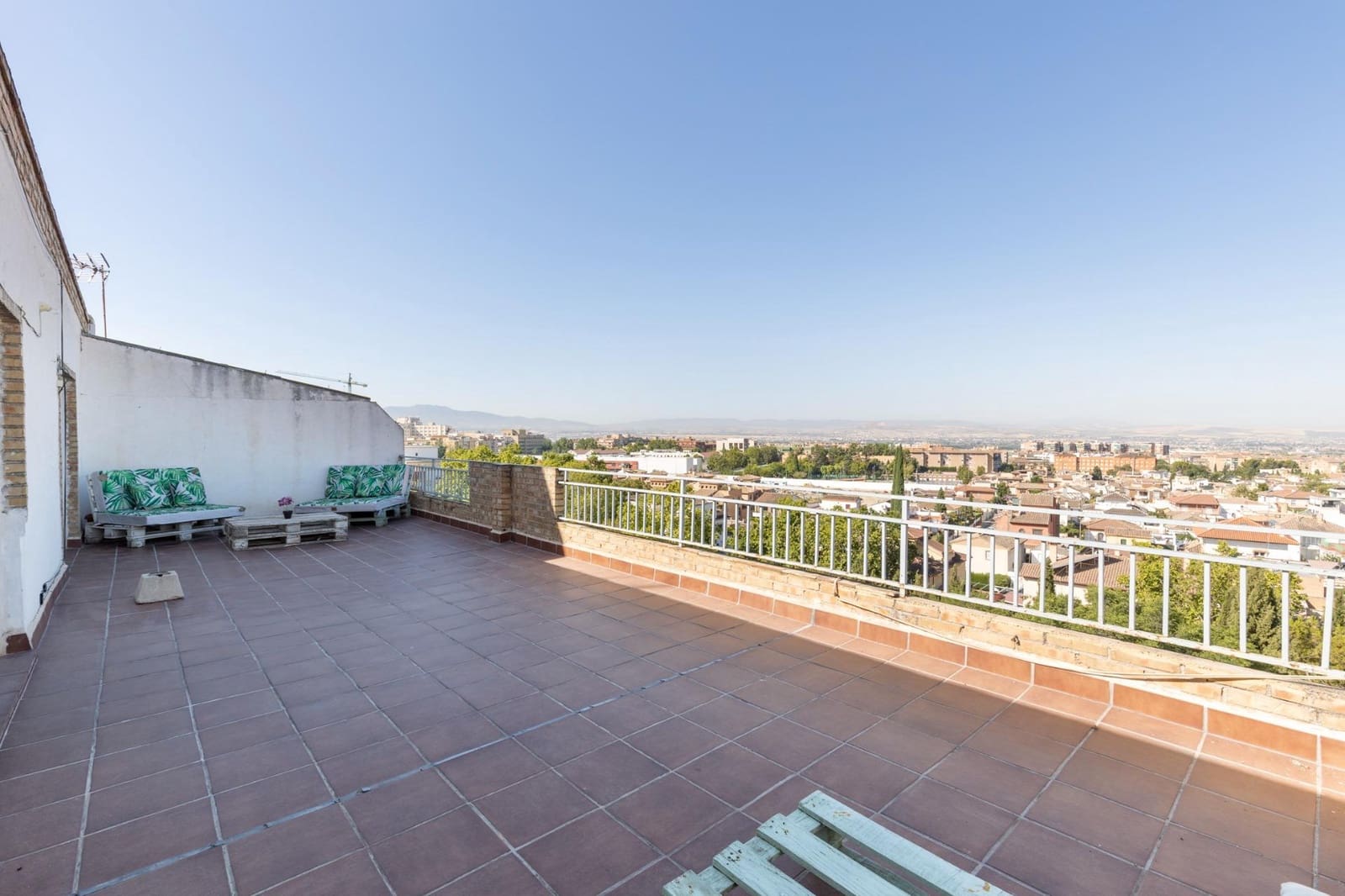 Ático de 4 habitaciones en Granada ciudad en alquiler - 1.200 € (Ref: 9814464)