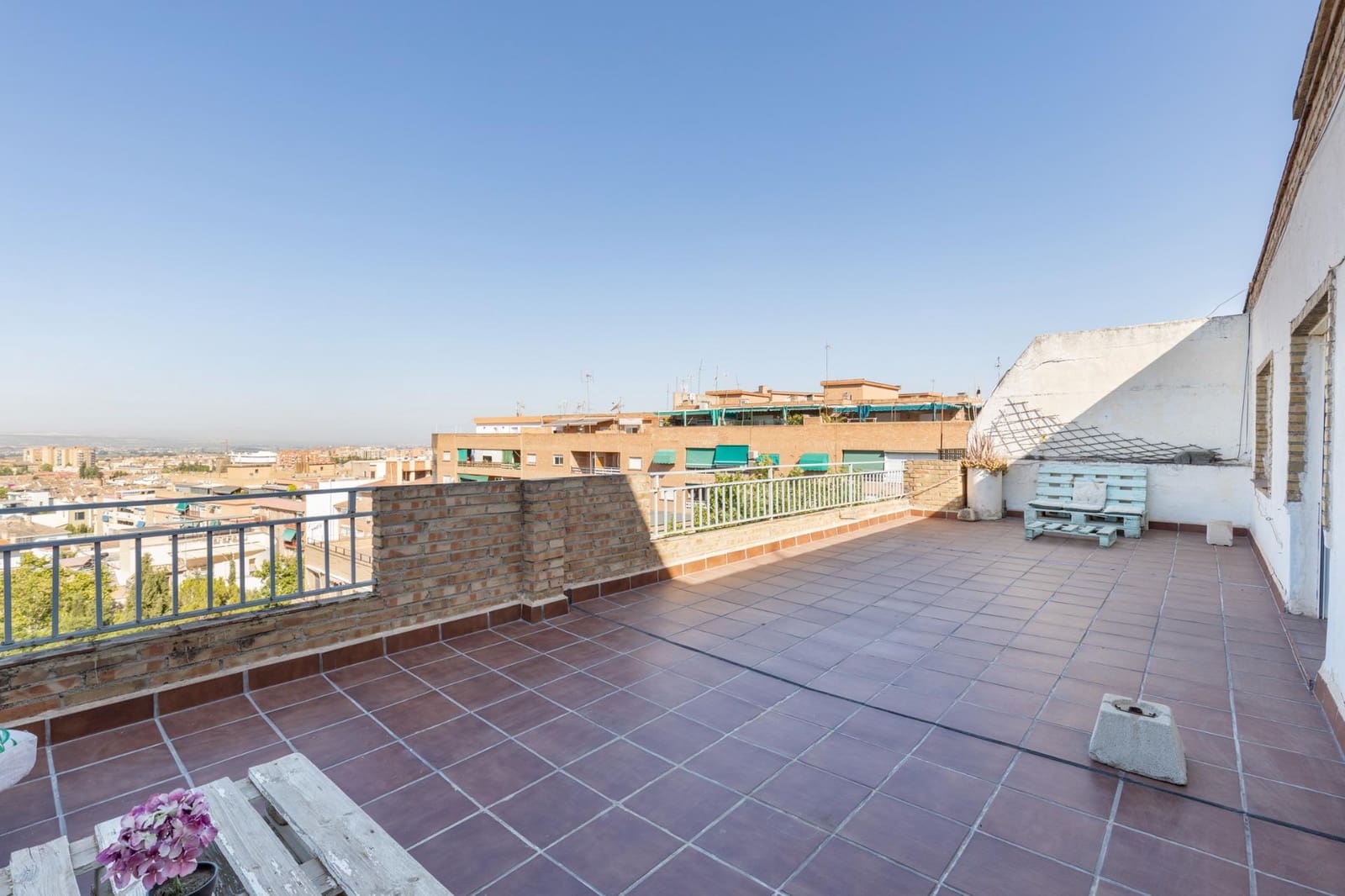 Ático de 4 habitaciones en Granada ciudad en alquiler - 1.200 € (Ref: 9814464)