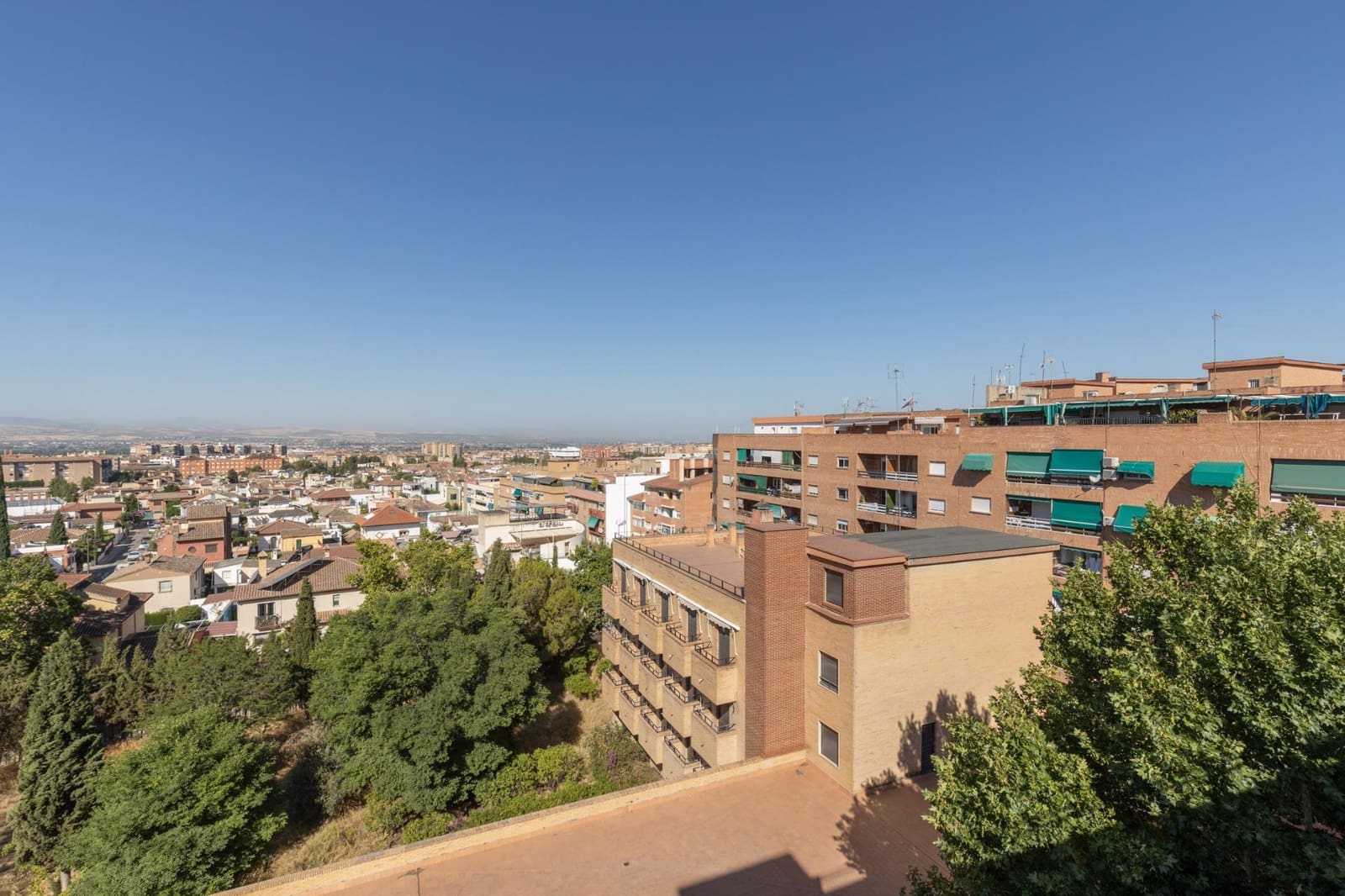Ático de 4 habitaciones en Granada ciudad en alquiler - 1.200 € (Ref: 9814464)