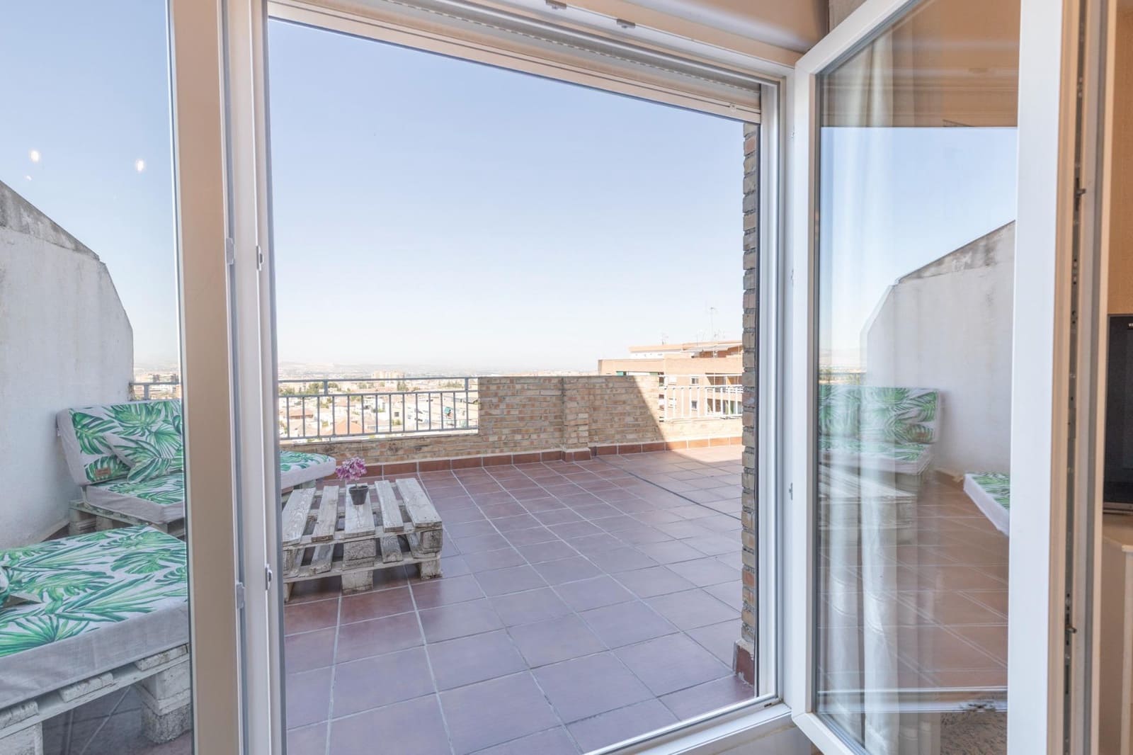 Ático de 4 habitaciones en Granada ciudad en alquiler - 1.200 € (Ref: 9814464)