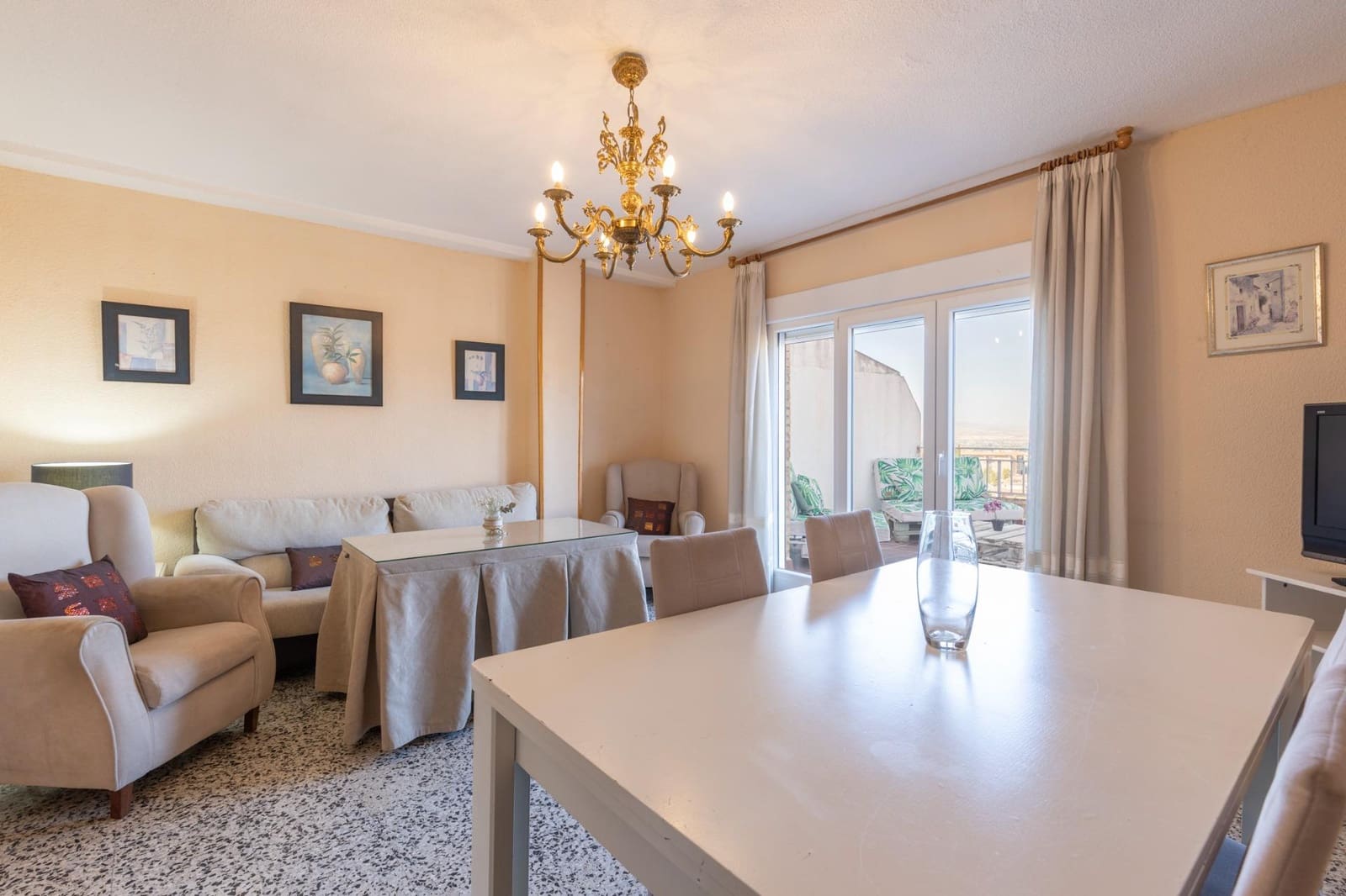 Ático de 4 habitaciones en Granada ciudad en alquiler - 1.200 € (Ref: 9814464)
