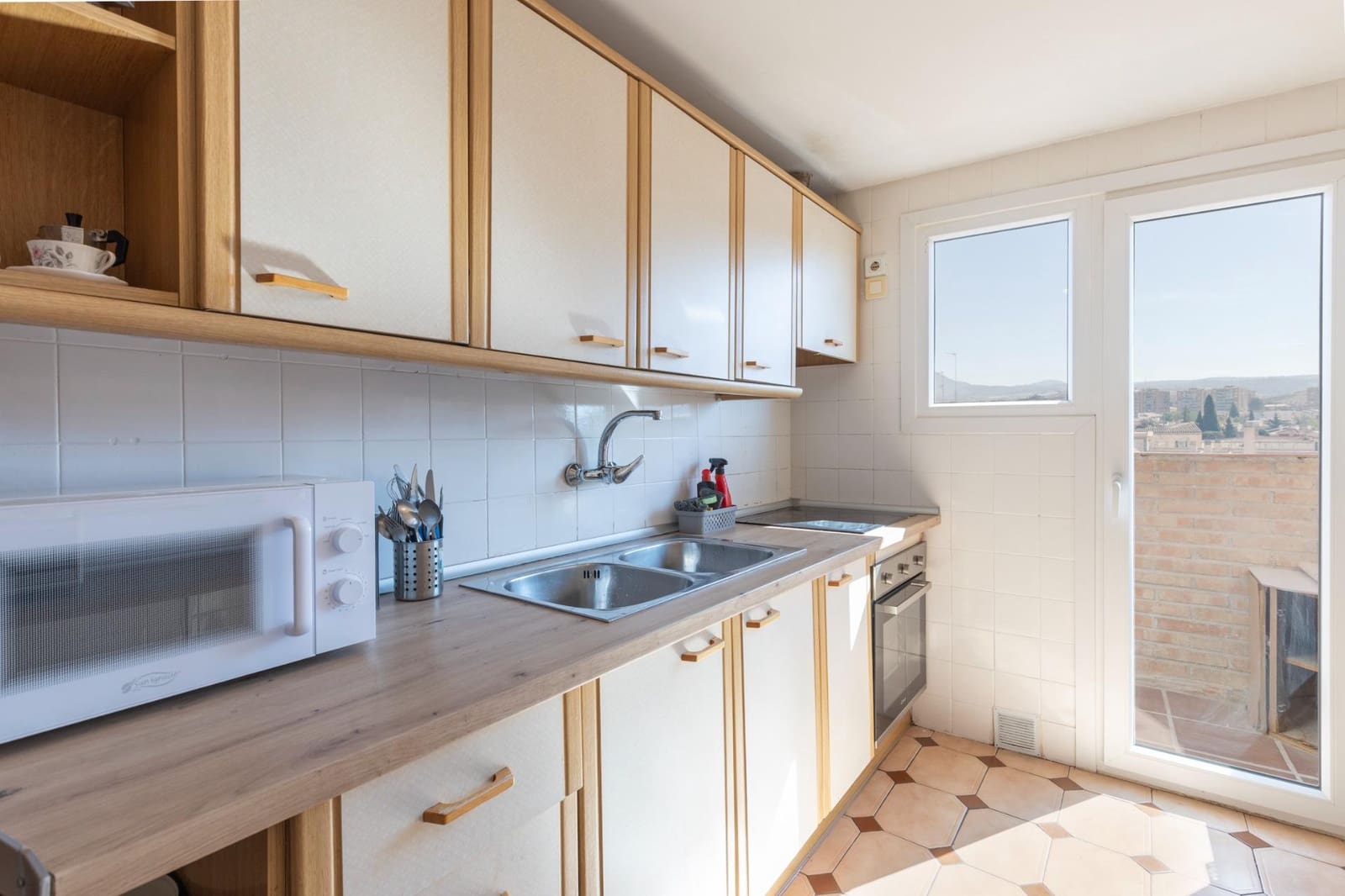 Ático de 4 habitaciones en Granada ciudad en alquiler - 1.200 € (Ref: 9814464)