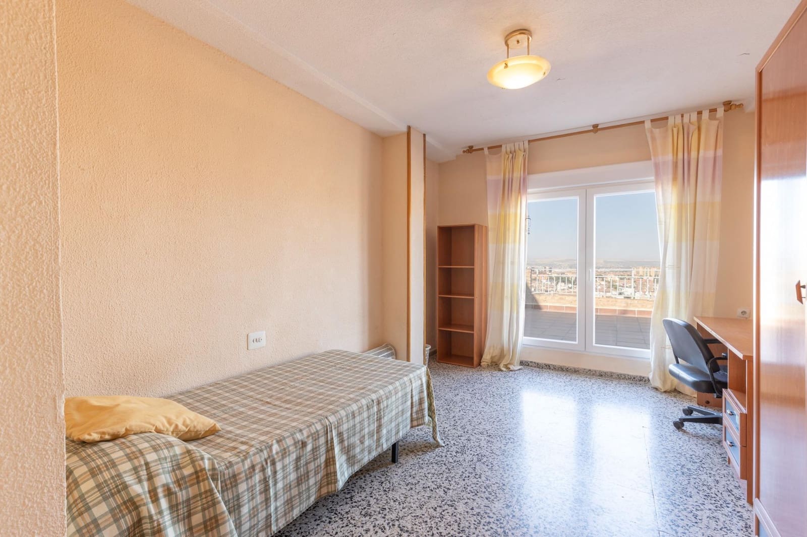 Ático de 4 habitaciones en Granada ciudad en alquiler - 1.200 € (Ref: 9814464)