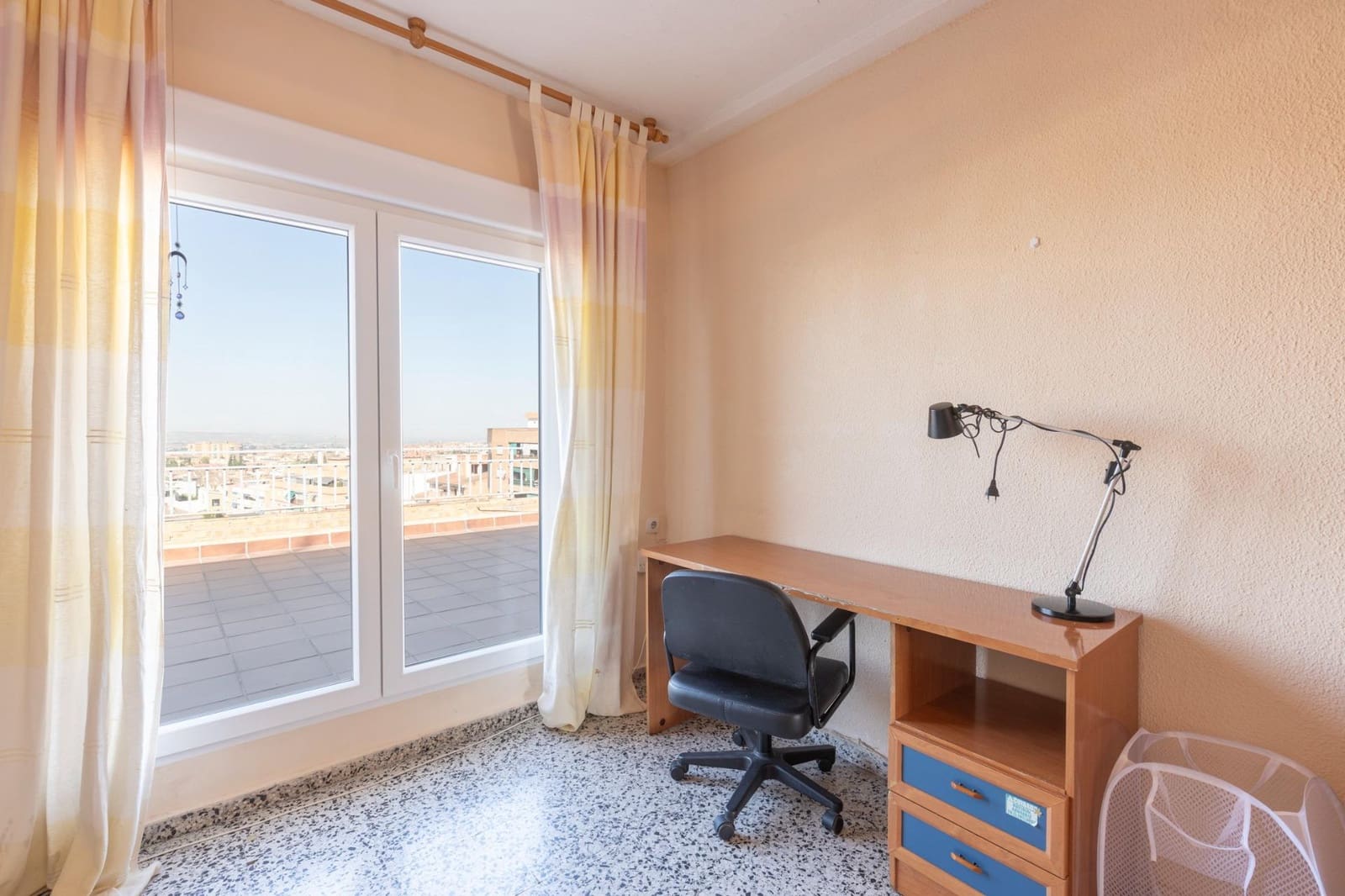 Ático de 4 habitaciones en Granada ciudad en alquiler - 1.200 € (Ref: 9814464)