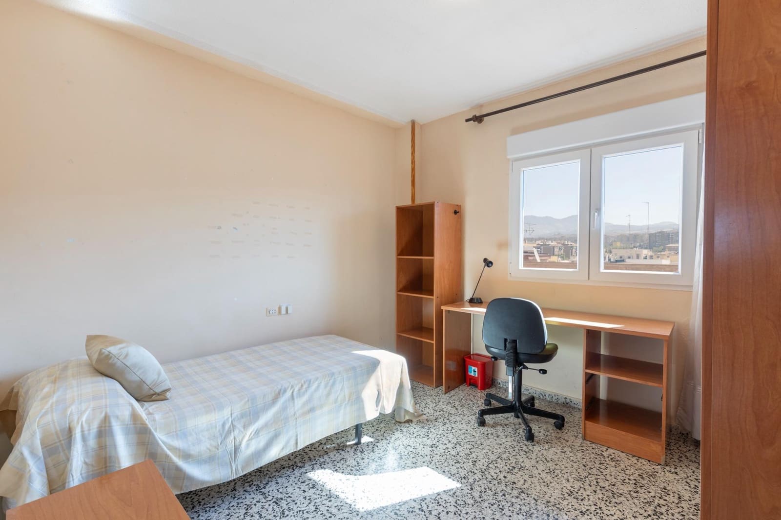 Ático de 4 habitaciones en Granada ciudad en alquiler - 1.200 € (Ref: 9814464)