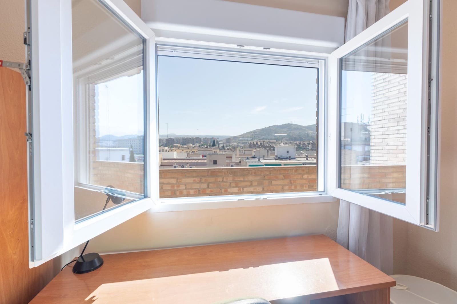 Ático de 4 habitaciones en Granada ciudad en alquiler - 1.200 € (Ref: 9814464)