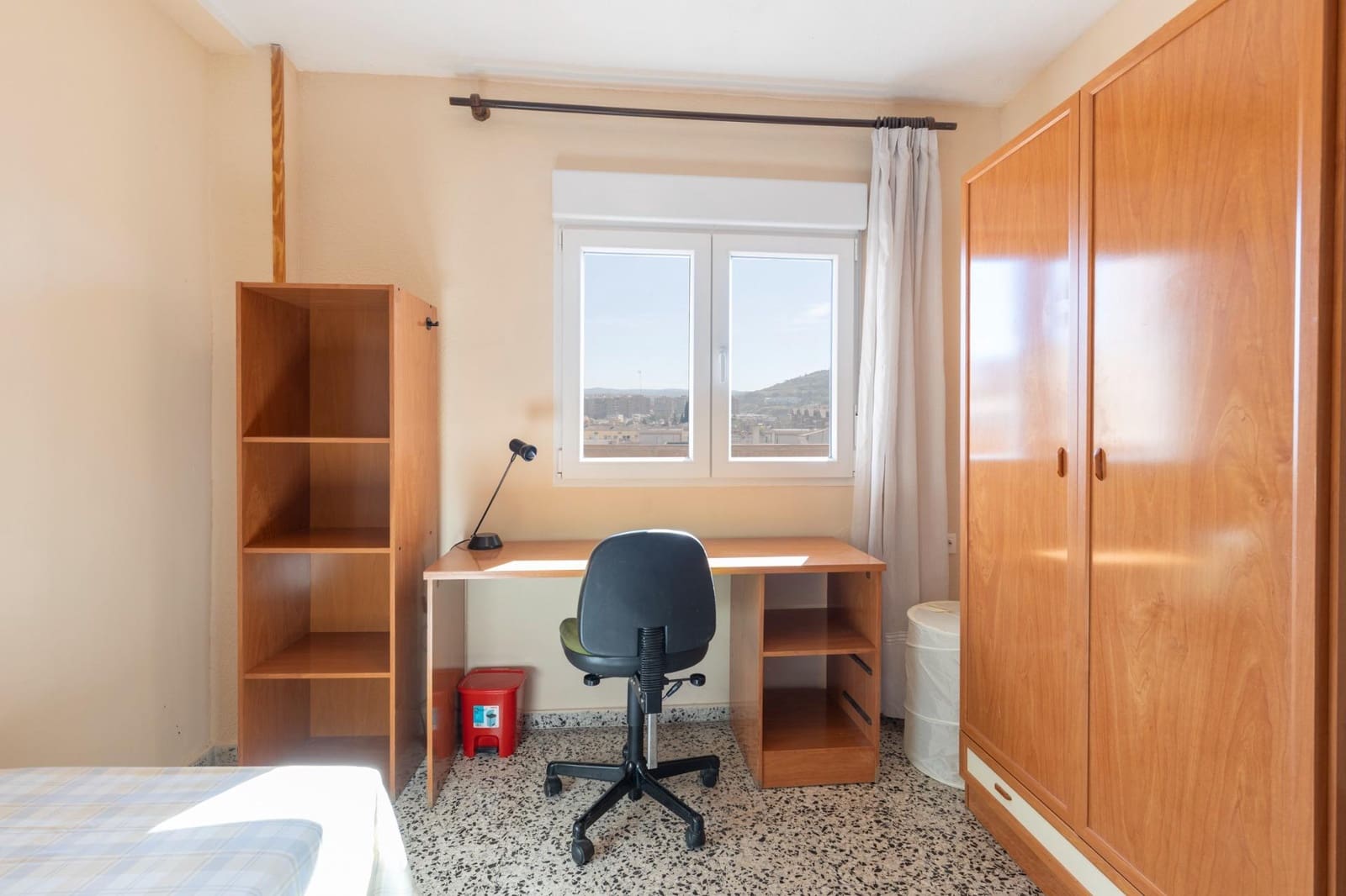 Ático de 4 habitaciones en Granada ciudad en alquiler - 1.200 € (Ref: 9814464)