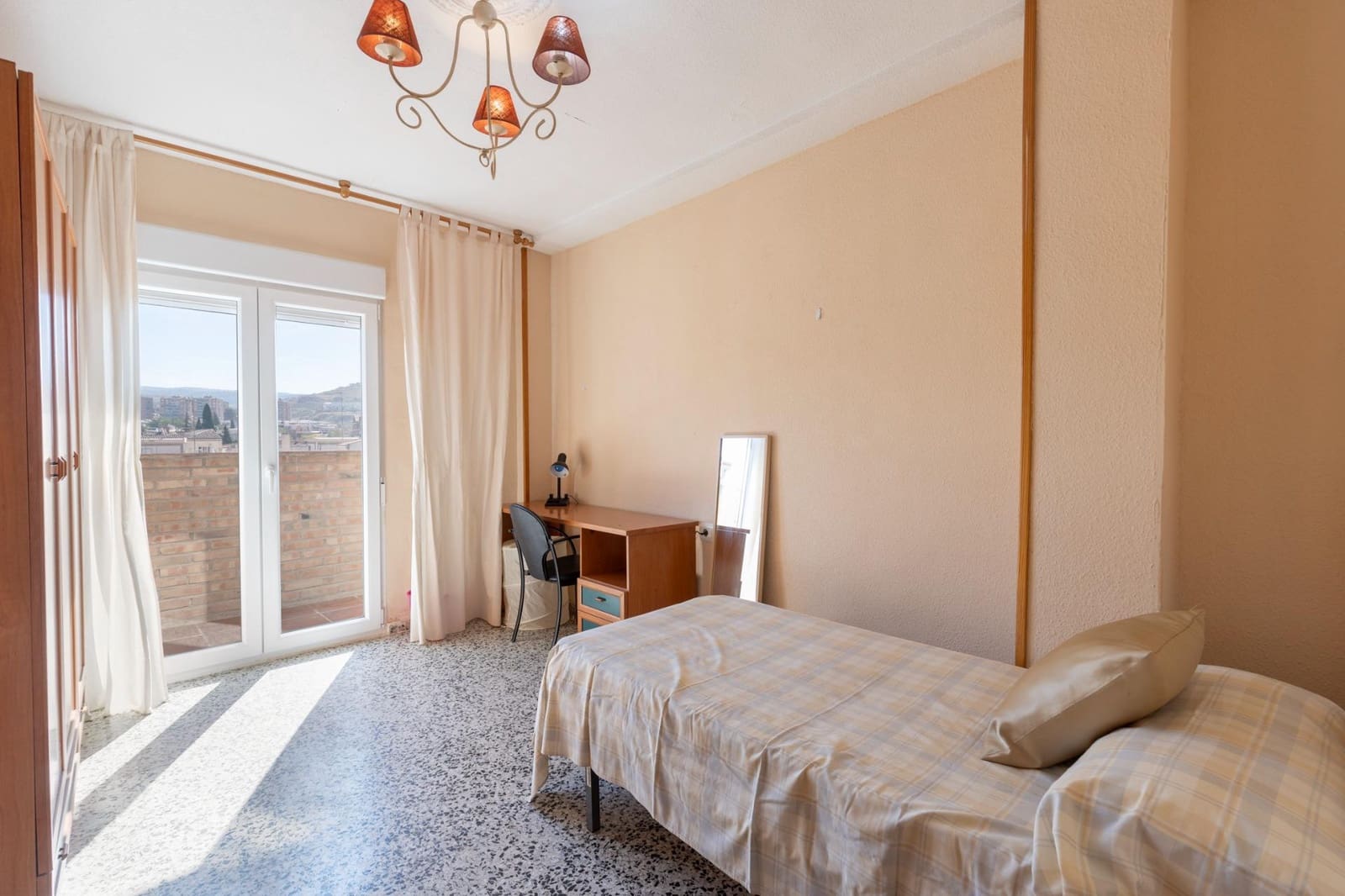 Ático de 4 habitaciones en Granada ciudad en alquiler - 1.200 € (Ref: 9814464)