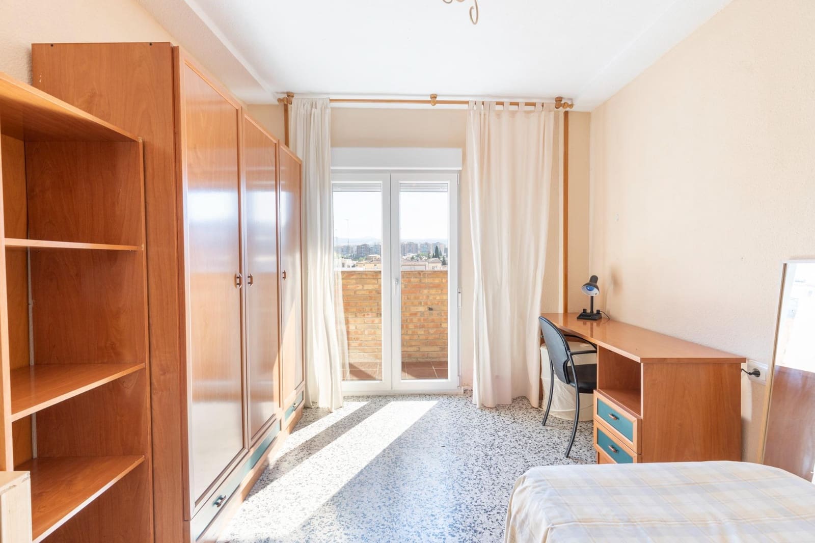 Ático de 4 habitaciones en Granada ciudad en alquiler - 1.200 € (Ref: 9814464)