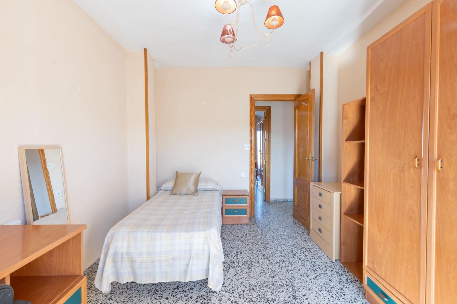 Ático de 4 habitaciones en Granada ciudad en alquiler - 1.200 € (Ref: 9814464)
