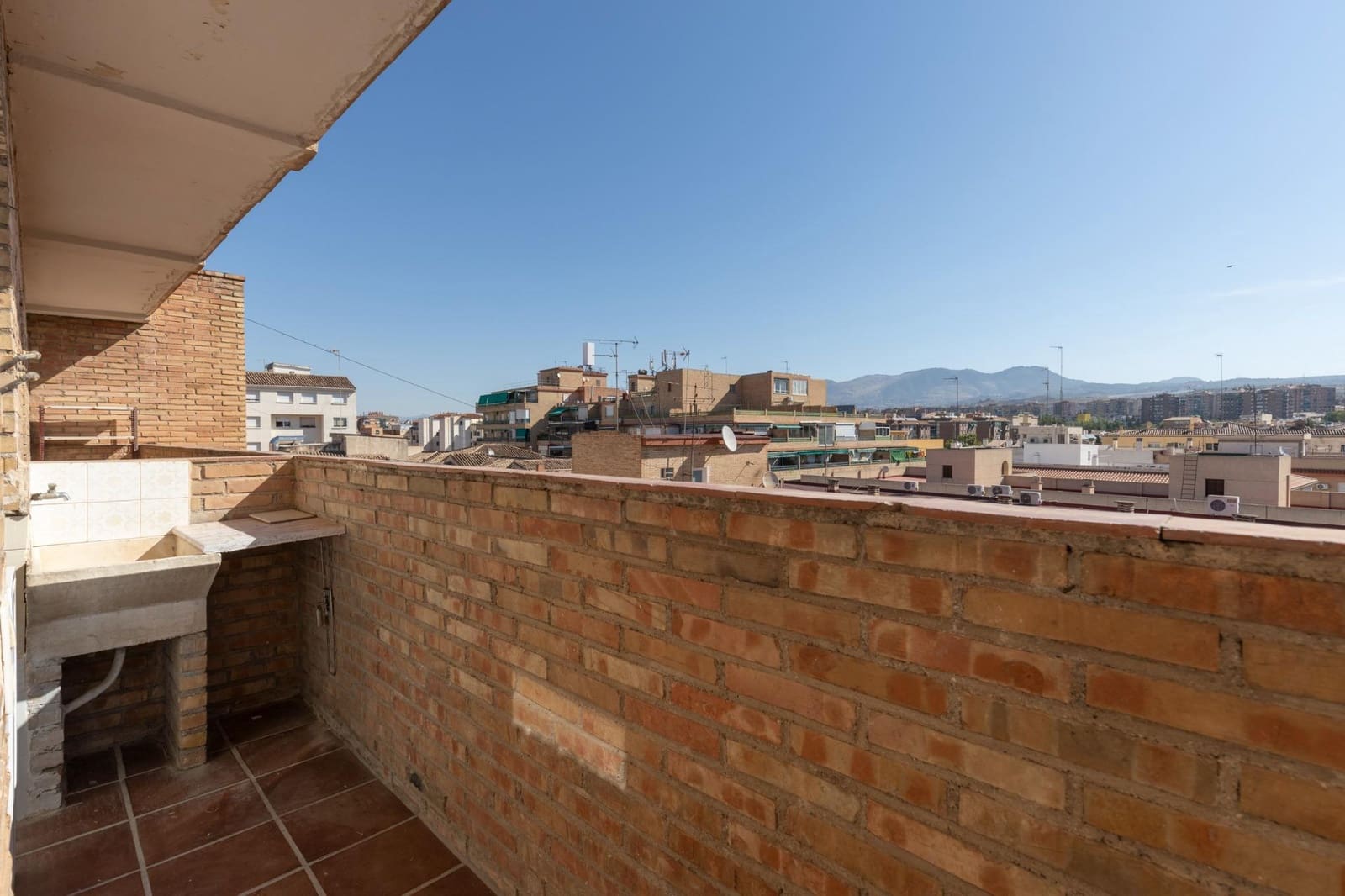 Ático de 4 habitaciones en Granada ciudad en alquiler - 1.200 € (Ref: 9814464)