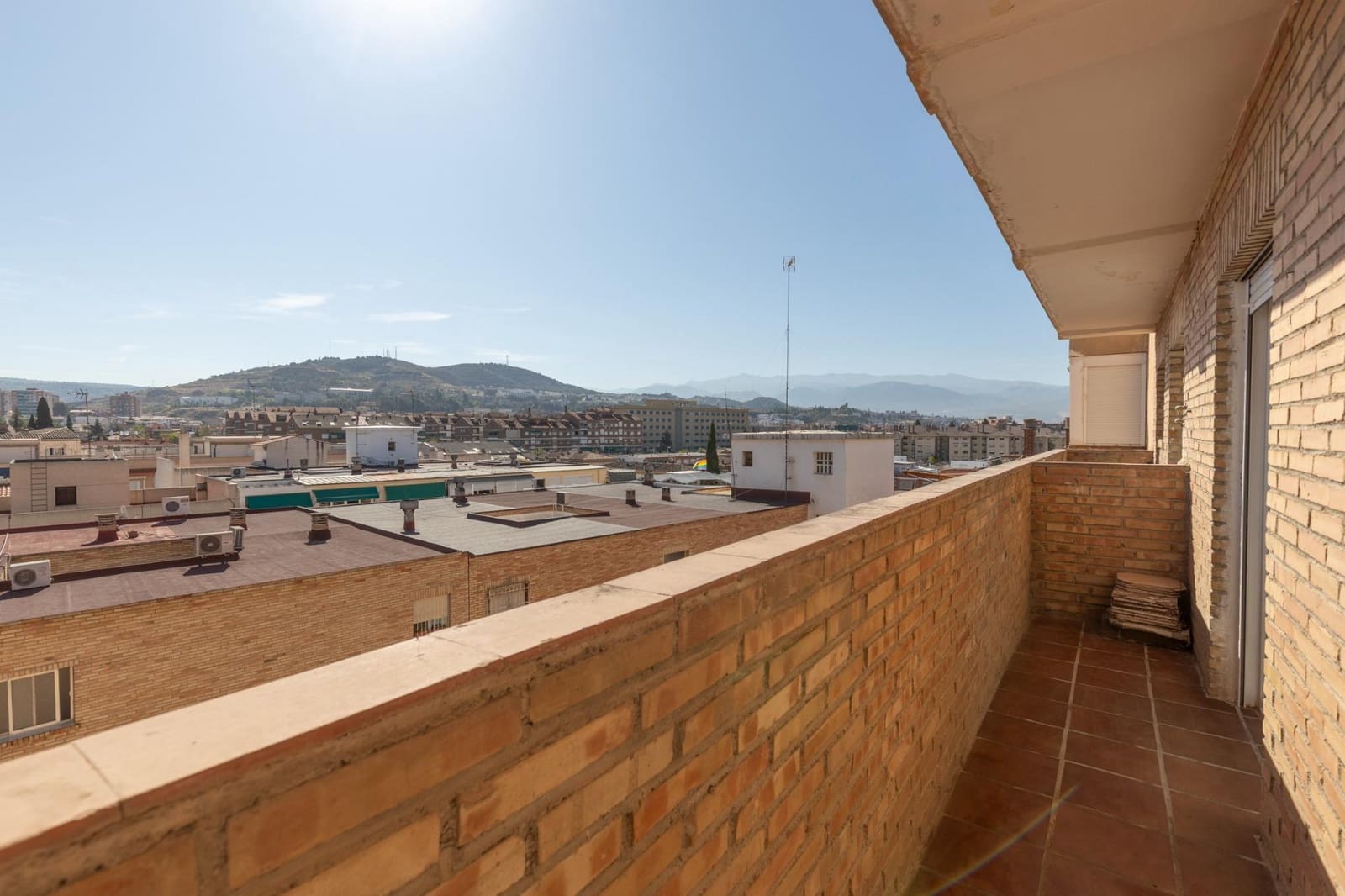 Ático de 4 habitaciones en Granada ciudad en alquiler - 1.200 € (Ref: 9814464)