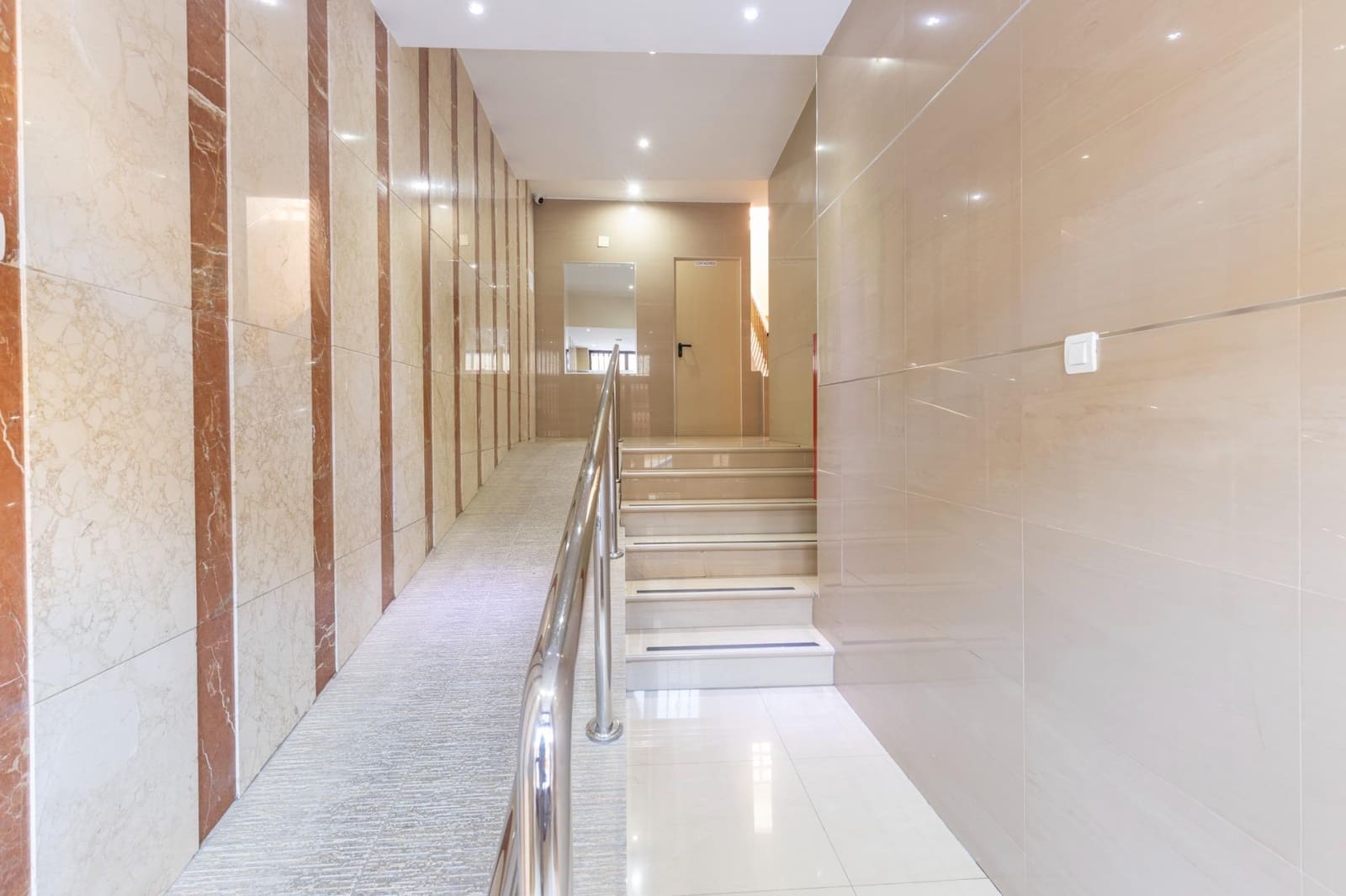 Ático de 4 habitaciones en Granada ciudad en alquiler - 1.200 € (Ref: 9814464)