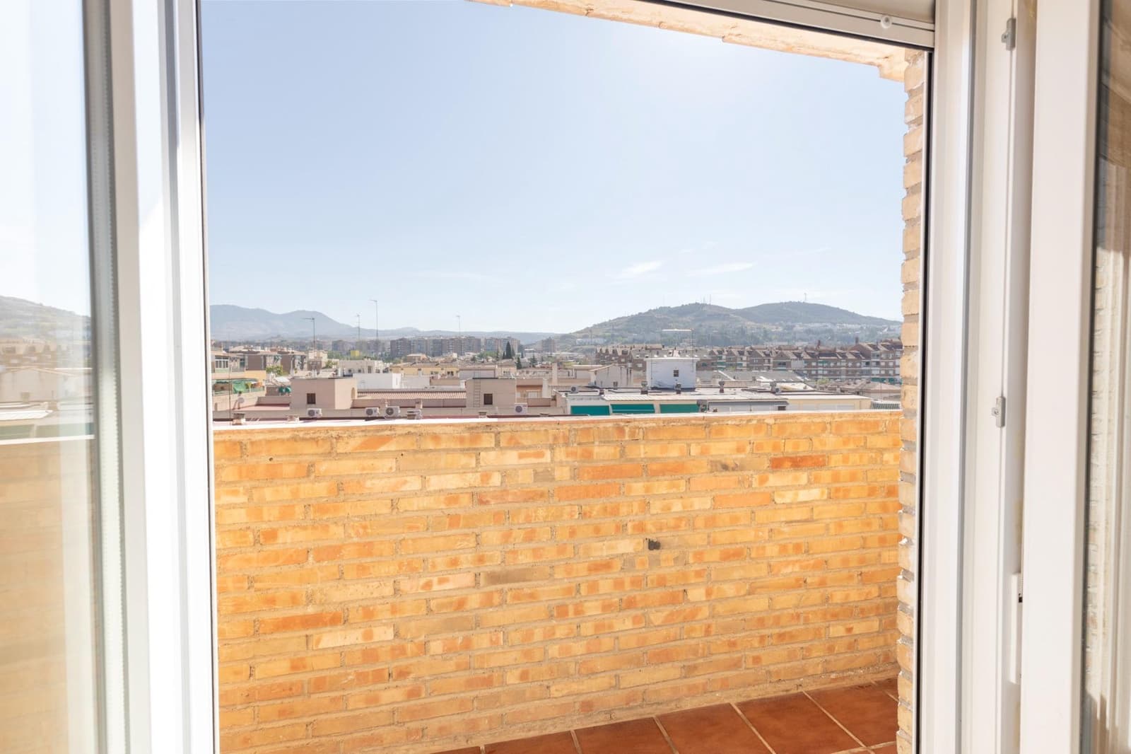 Ático de 4 habitaciones en Granada ciudad en alquiler - 1.200 € (Ref: 9814464)