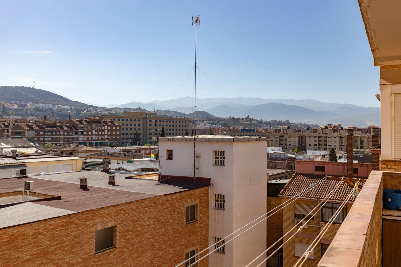 Ático de 4 habitaciones en Granada ciudad en alquiler - 1.200 € (Ref: 9814464)