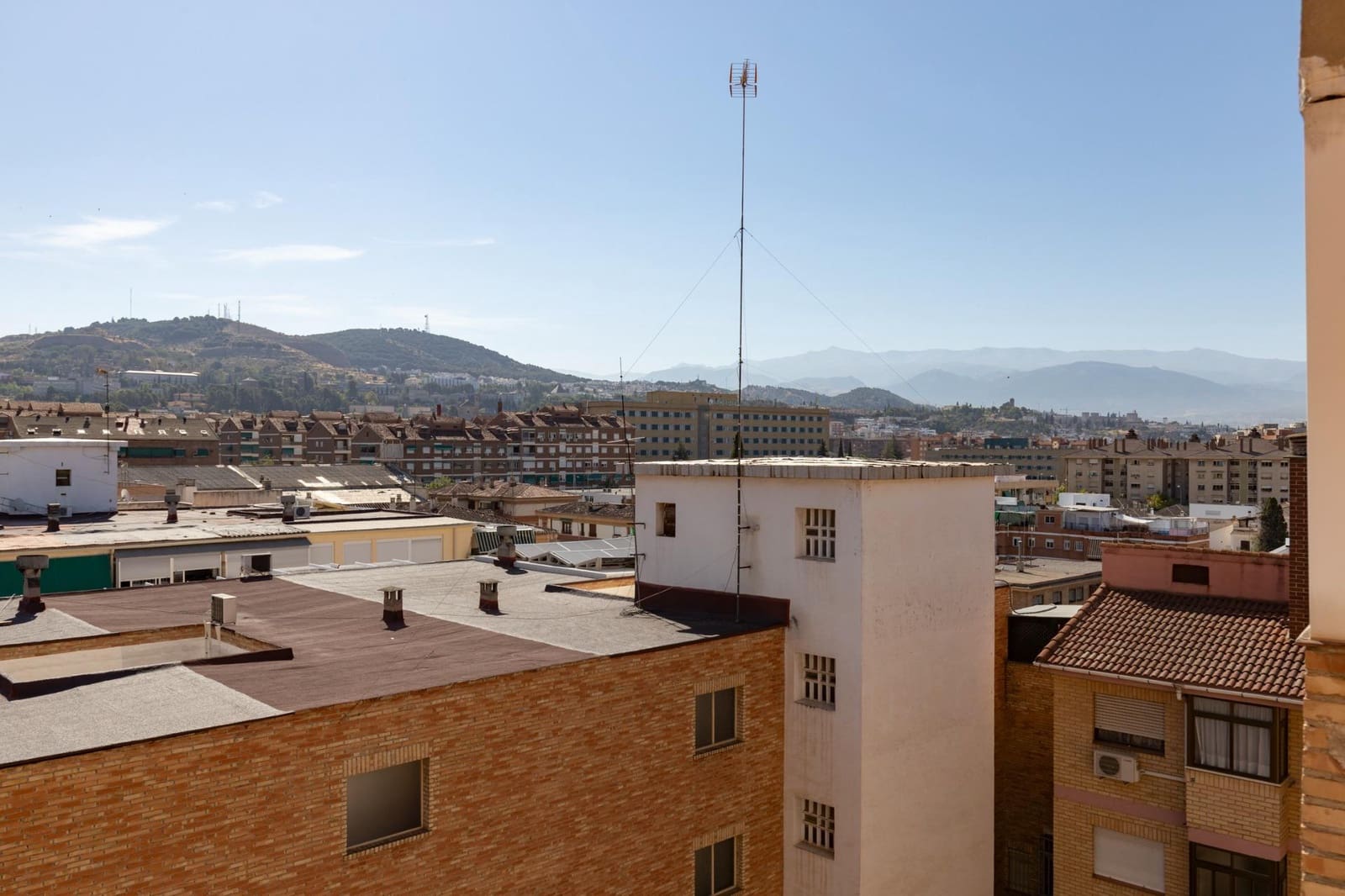 Ático de 4 habitaciones en Granada ciudad en alquiler - 1.200 € (Ref: 9814464)