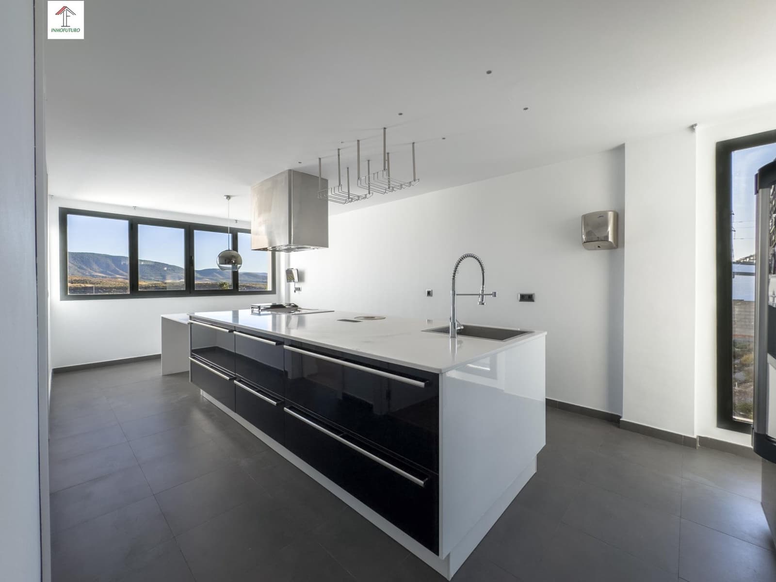 5 bedroom Villa for sale in La Zubia with pool garage - € 799,000 (Ref: 9814466)