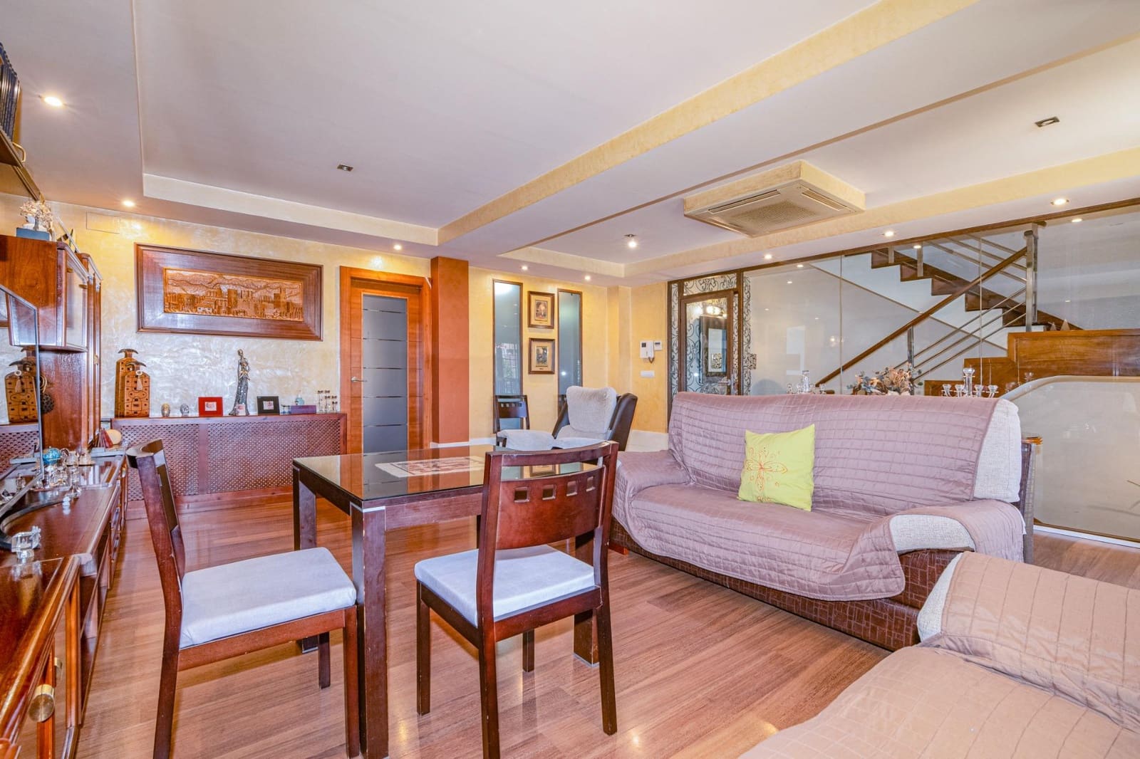 6 bedroom Terraced Villa for sale in Granada city - € 385,000 (Ref: 9814467)