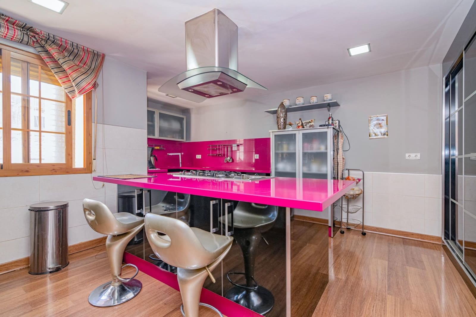 6 bedroom Terraced Villa for sale in Granada city - € 385,000 (Ref: 9814467)