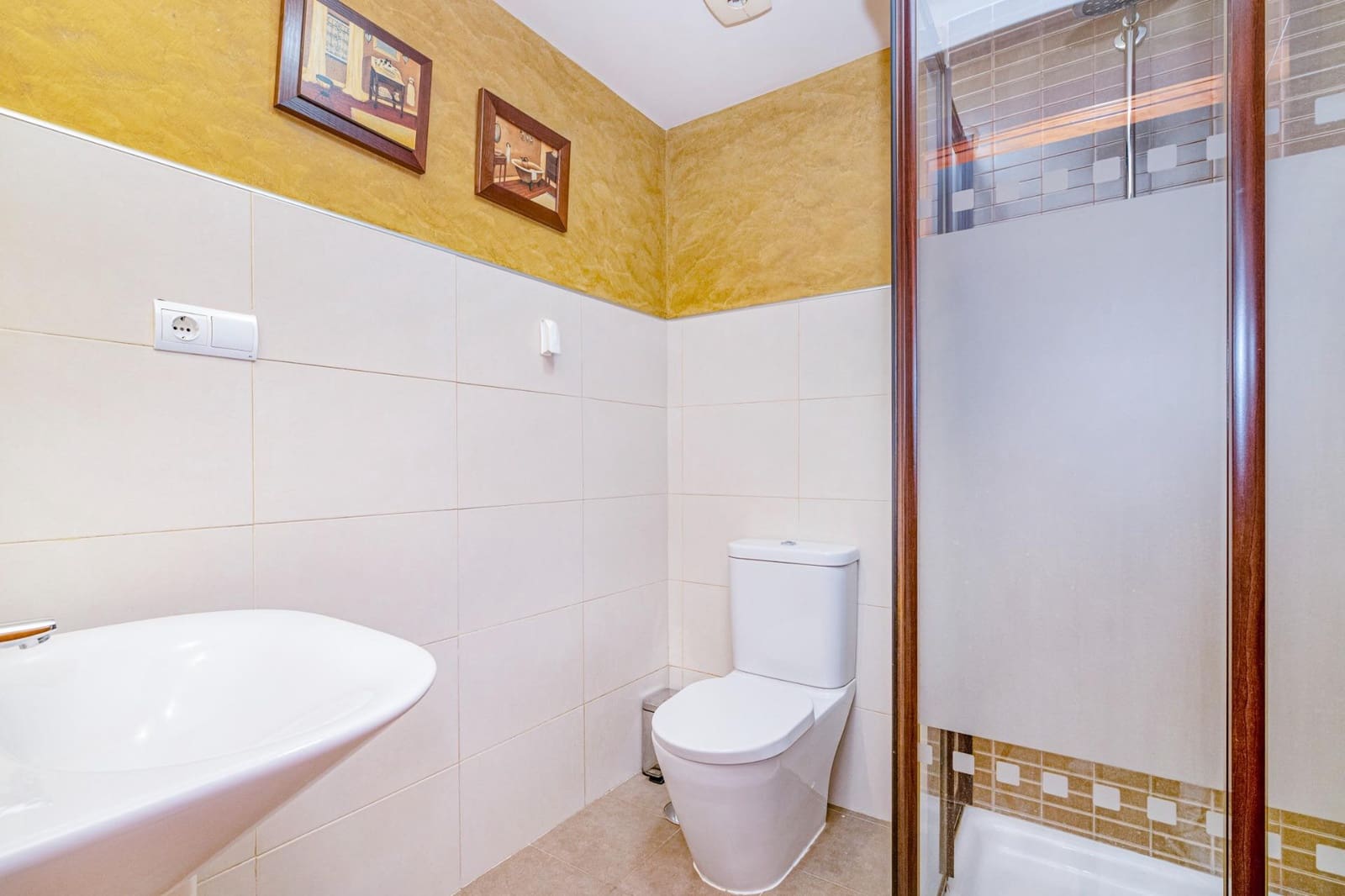 6 bedroom Terraced Villa for sale in Granada city - € 385,000 (Ref: 9814467)