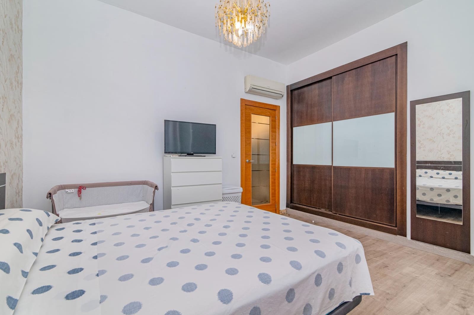 6 bedroom Terraced Villa for sale in Granada city - € 385,000 (Ref: 9814467)