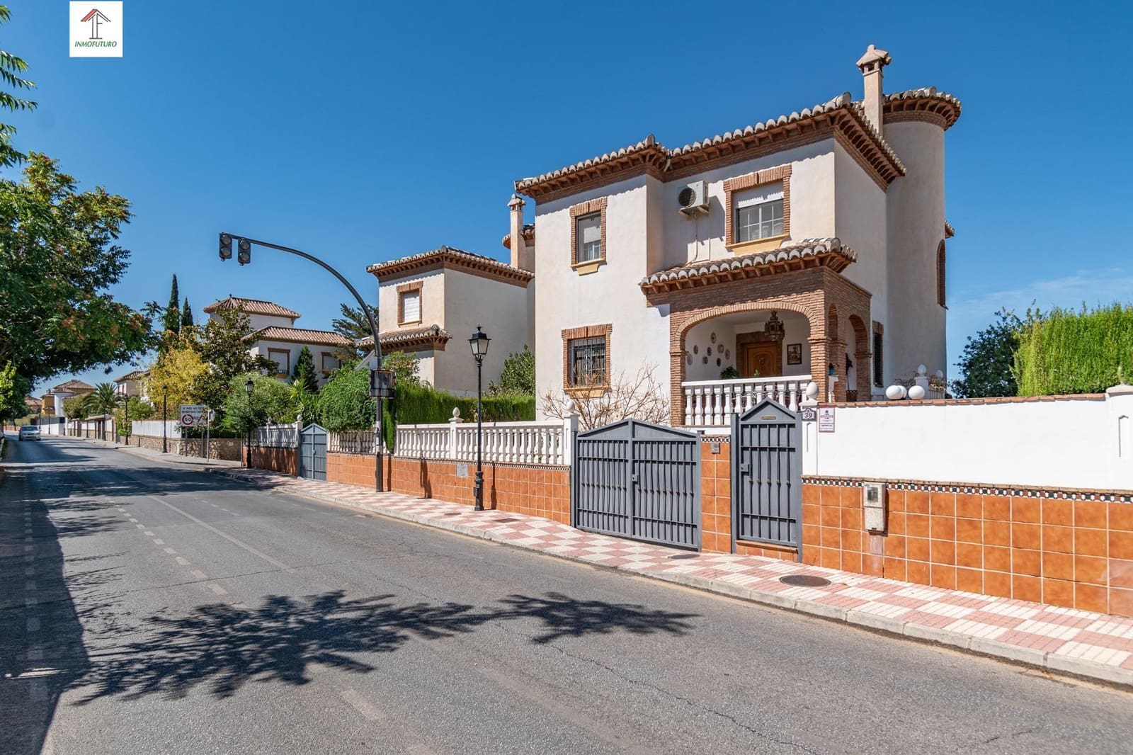 Chalet de 4 habitaciones en La Zubia en venta con piscina garaje - 380.000 € (Ref: 9814469)