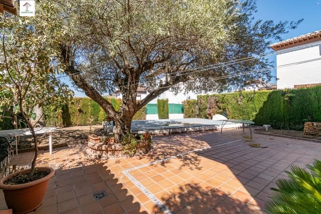 Chalet de 4 habitaciones en La Zubia en venta con piscina garaje - 380.000 € (Ref: 9814469)