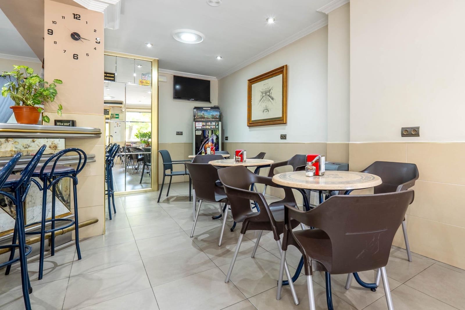 Business for sale in Granada city - € 170,000 (Ref: 9814471)
