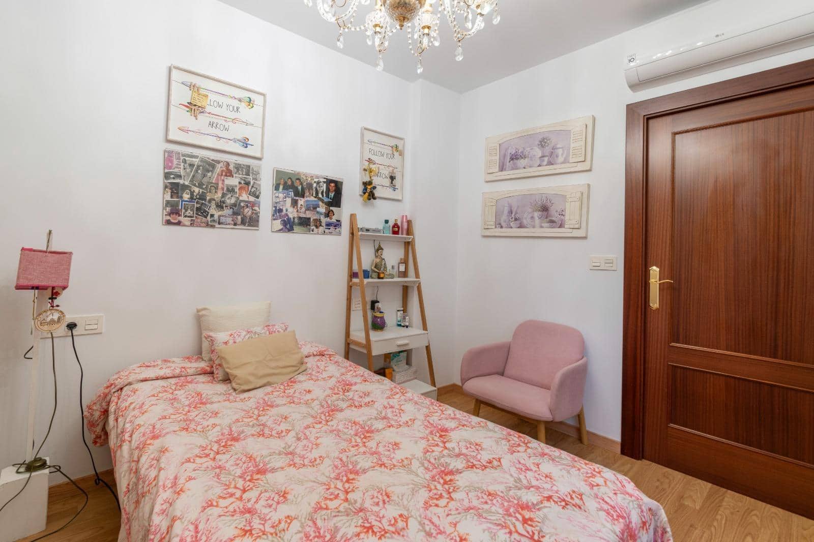 Chalet de 5 habitaciones en Vegas del Genil en venta con piscina - 350.000 € (Ref: 9814482)