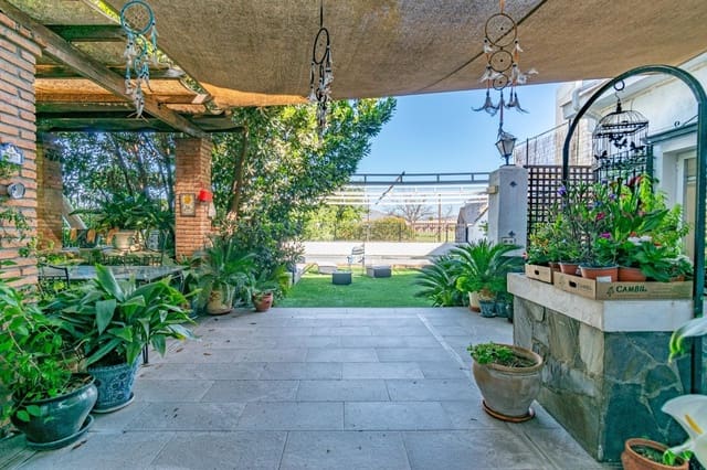 Chalet de 5 habitaciones en Vegas del Genil en venta con piscina - 350.000 € (Ref: 9814482)