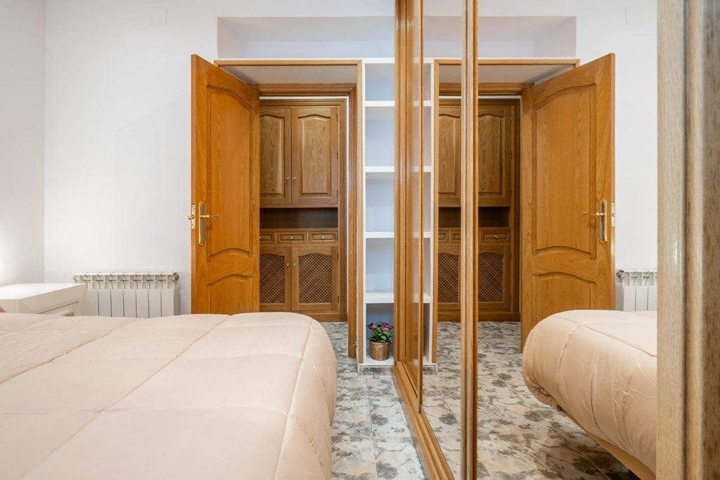 Piso de 3 habitaciones en Granada ciudad en venta - 280.000 € (Ref: 9814484)