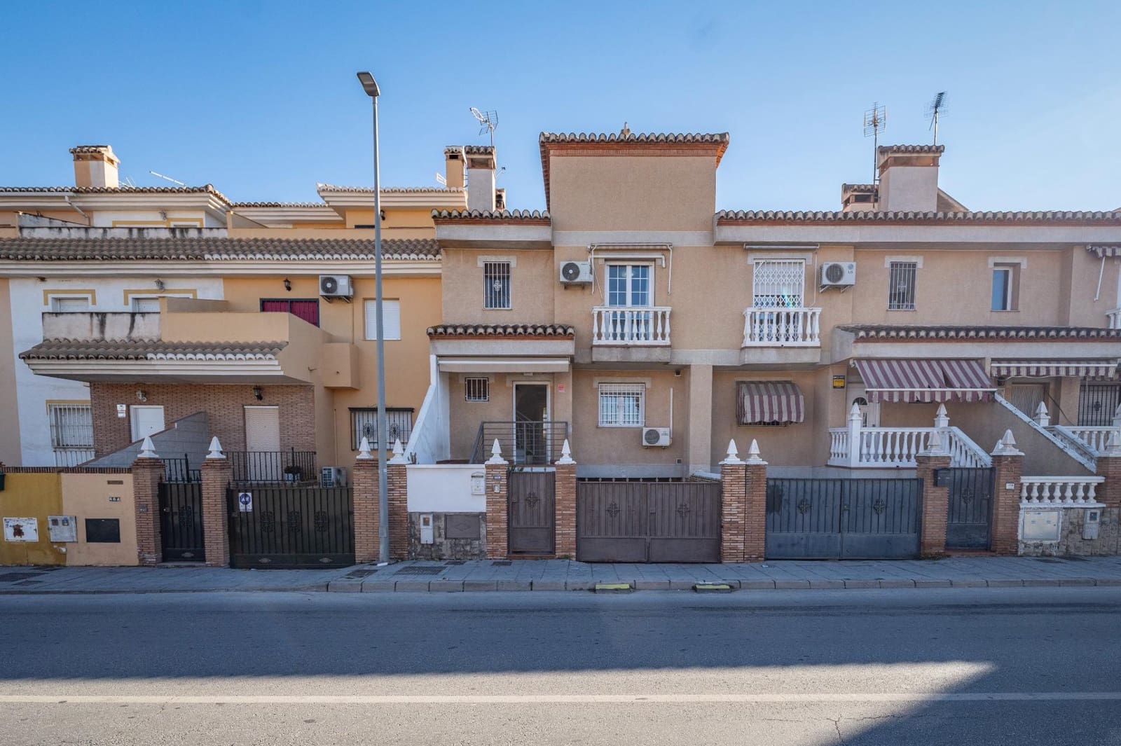 4 bedroom Terraced Villa for sale in Ogijares with pool garage - € 298,000 (Ref: 9814493)