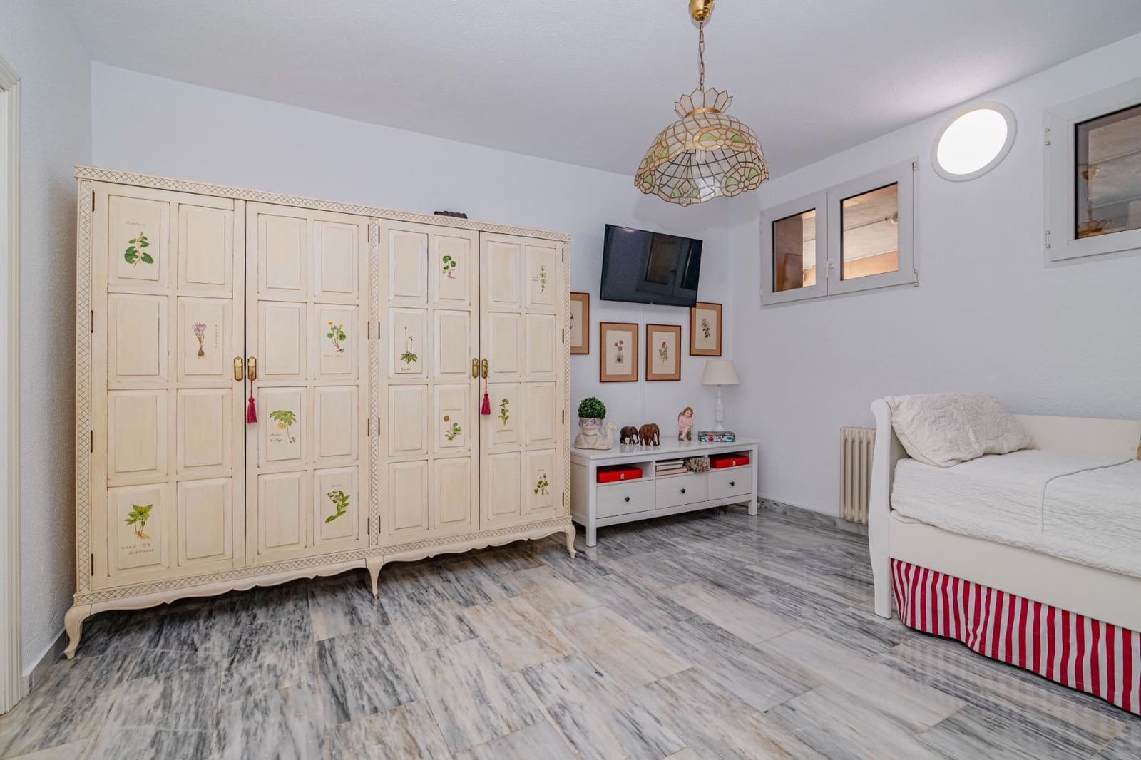 5 bedroom Semi-detached Villa for sale in Jun with pool garage - € 279,900 (Ref: 9814496)