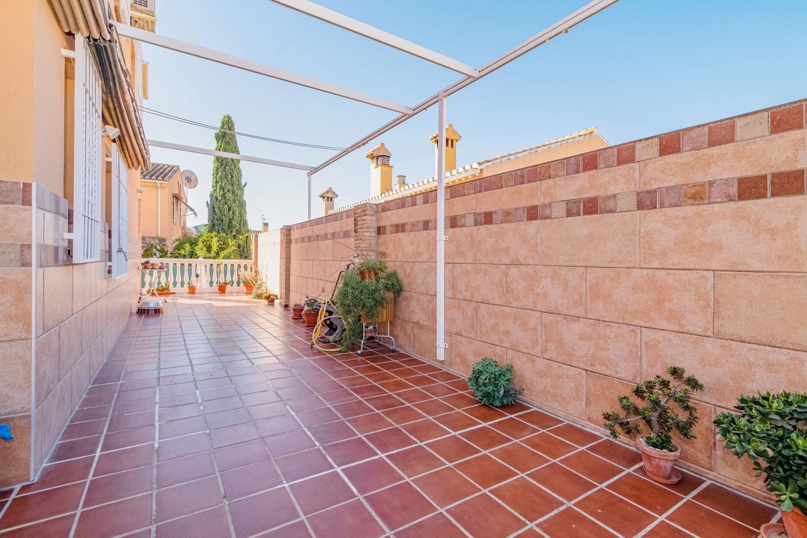 5 bedroom Semi-detached Villa for sale in Jun with pool garage - € 279,900 (Ref: 9814496)