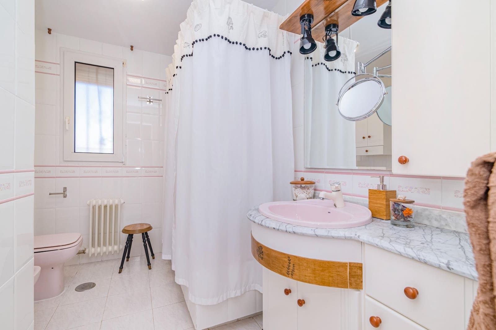 5 bedroom Semi-detached Villa for sale in Jun with pool garage - € 279,900 (Ref: 9814496)