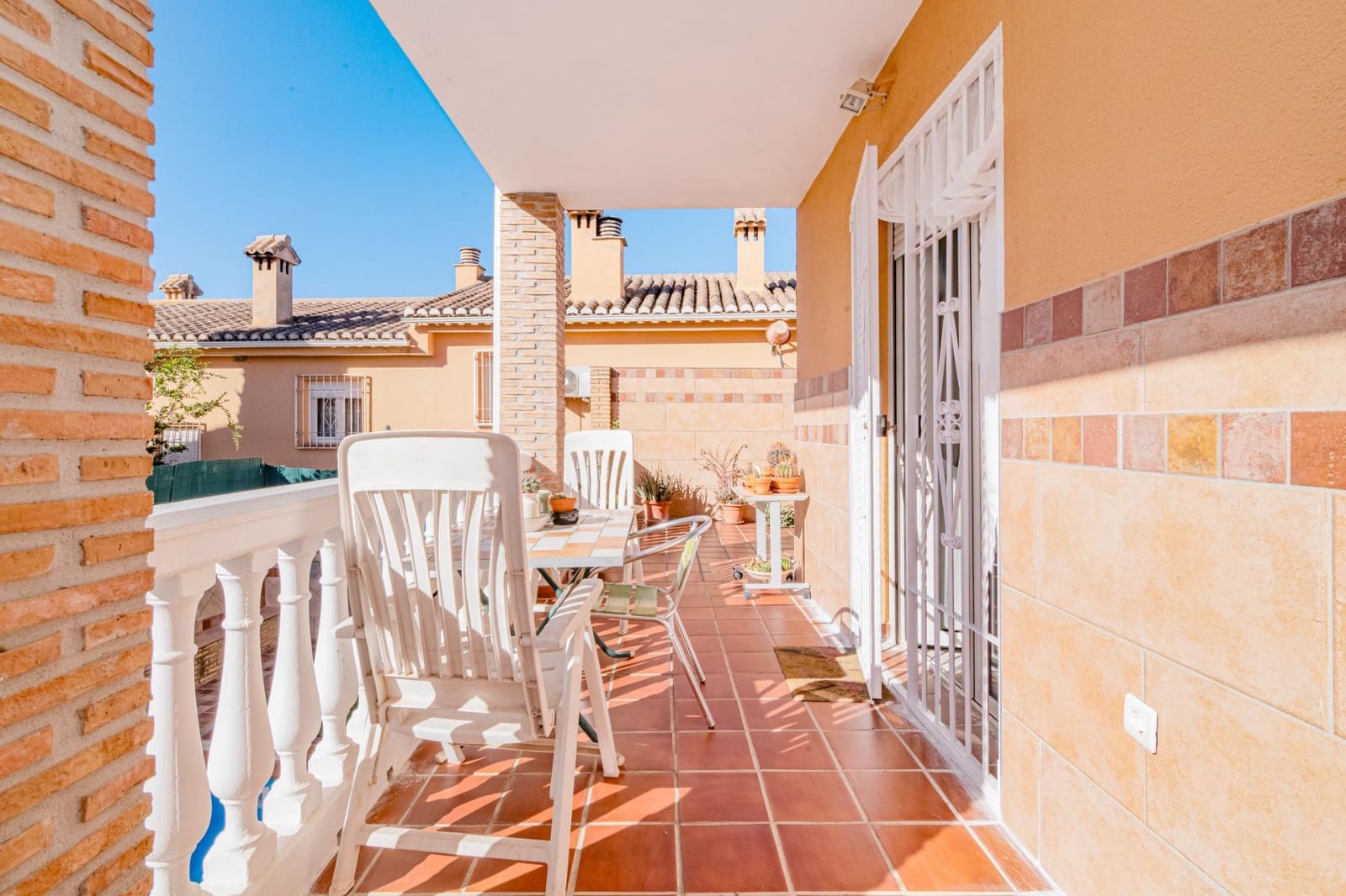 5 bedroom Semi-detached Villa for sale in Jun with pool garage - € 279,900 (Ref: 9814496)