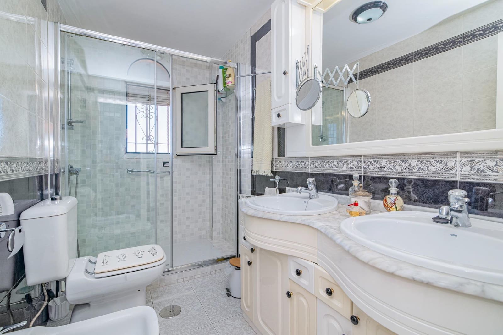5 bedroom Semi-detached Villa for sale in Jun with pool garage - € 279,900 (Ref: 9814496)