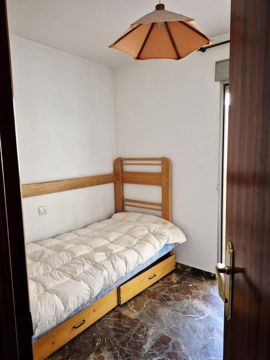Apartamento de 4 habitaciones en Granada ciudad en venta con garaje - 218.000 € (Ref: 9814507)
