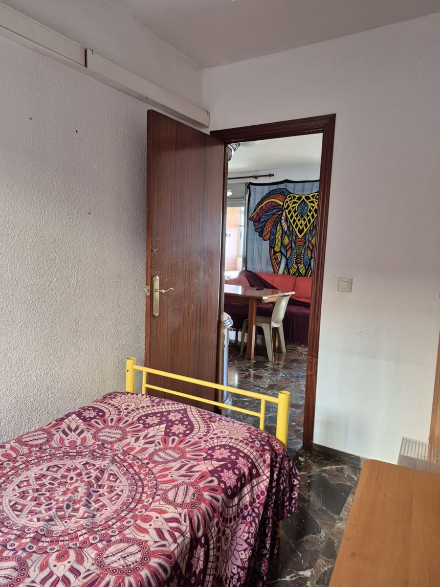 Apartamento de 4 habitaciones en Granada ciudad en venta con garaje - 218.000 € (Ref: 9814507)